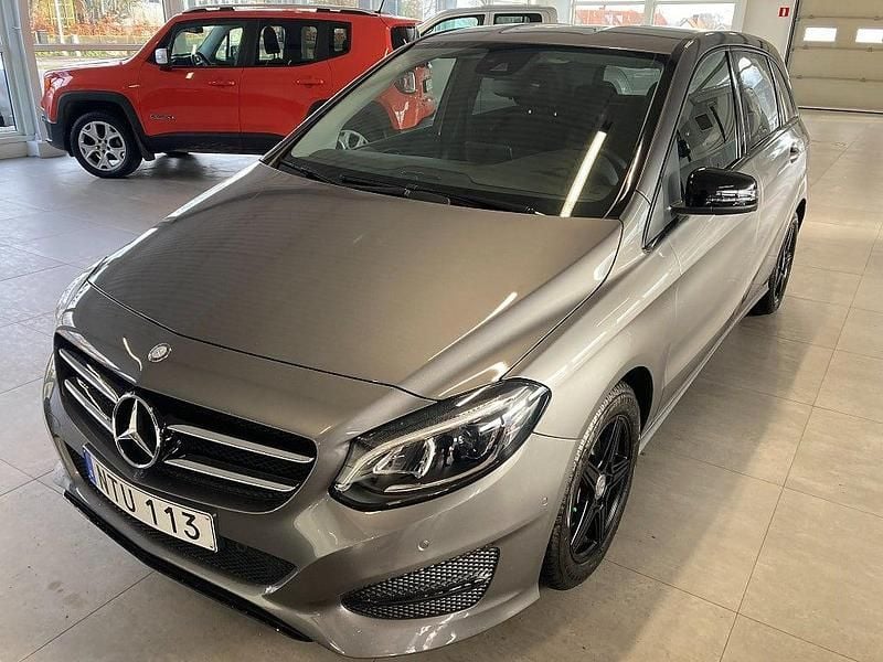 Mörkgrå Begagnad 2016 Mercedes B180 Urban Minibuss | 169 500 kr (Marknadspris) - Bild 1/4