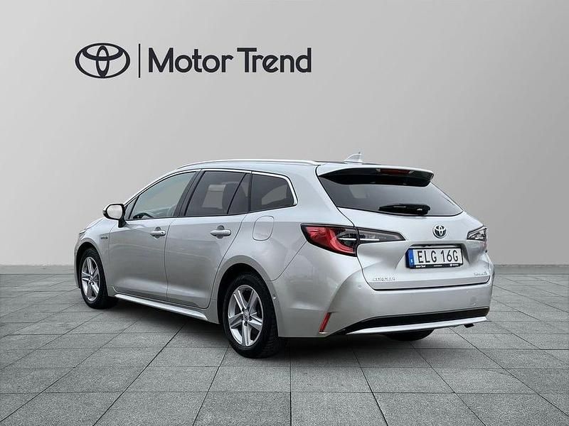 Begagnad Toyota Corolla Style 124 HK (91 kW) 2020 Silver Kombi