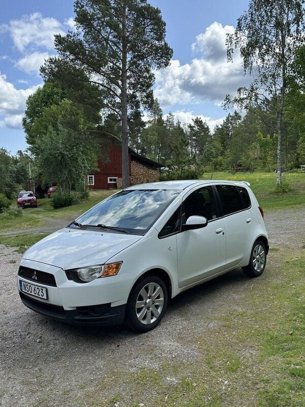 Vit Begagnad 2010 Mitsubishi Colt Halvkombi | 45 000 kr (Lite dyr) - Bild 1/4