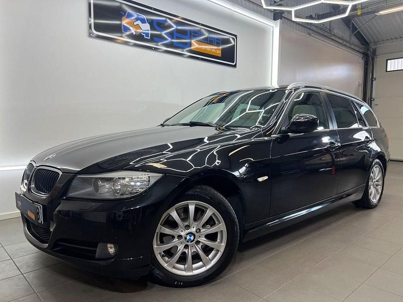 Svart Begagnad 2012 BMW 320 Kombi | 99 900 kr (Marknadspris) - Bild 1/4
