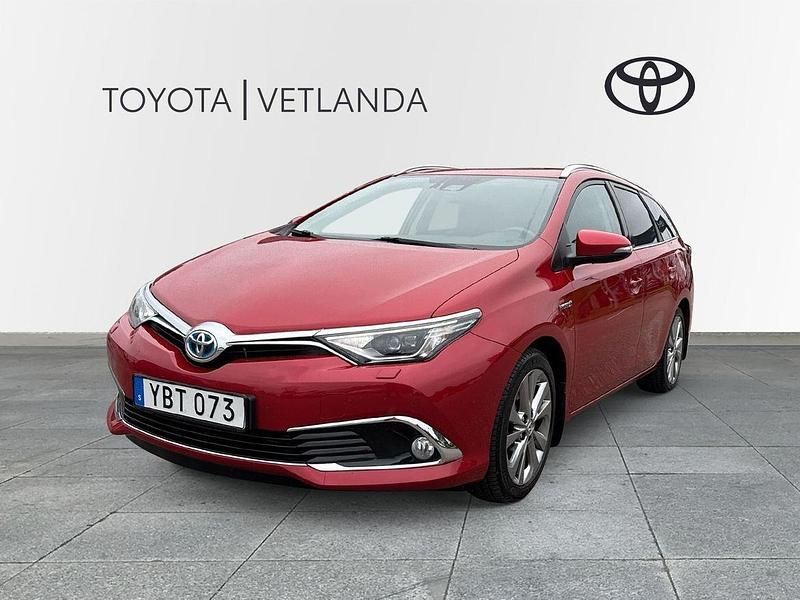 Mörkröd (wildfire red metallic) Begagnad 2016 Toyota Auris Hybrid Executive Kombi | 145 000 kr (Marknadspris) - Bild 1/3