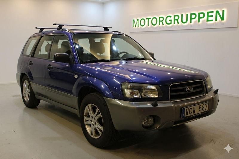 Mörkblå (blå) Begagnad 2004 Subaru Forester SUV | 59 900 kr - Bild 1/4