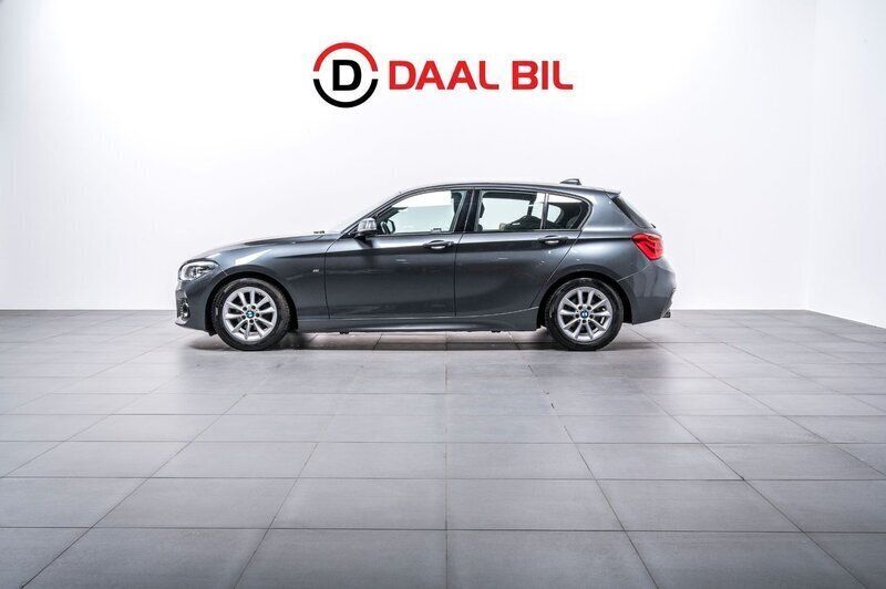 Grå Begagnad 2018 BMW 118 M Sport Halvkombi | 149 700 kr (Marknadspris) - Bild 1/4