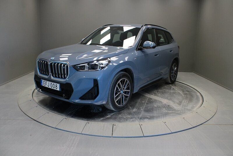 Mörkgrå (grå) Begagnad 2022 BMW iX1 M Sport SUV | 469 000 kr (Superpris) - Bild 1/3