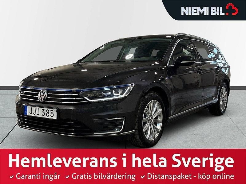 Mörkgrå Begagnad 2018 VW Passat GTE Kombi | 179 900 kr (Marknadspris) - Bild 1/3