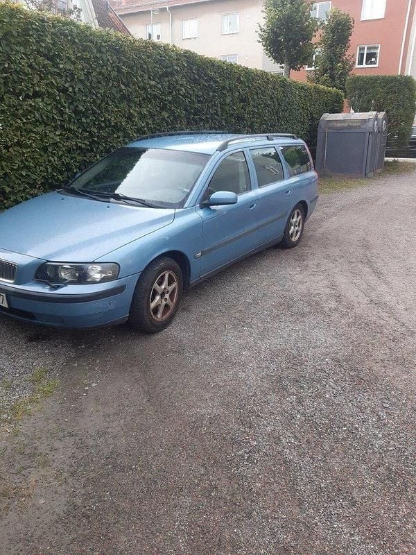 Blå Begagnad 2004 Volvo V70 Kombi | 10 000 kr (Superpris) - Bild 1/4