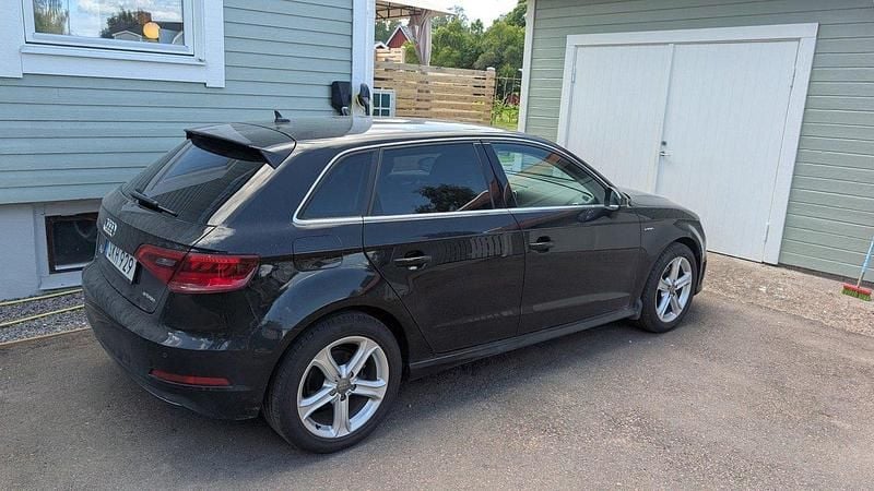 Svart Begagnad 2016 Audi A3 e-tron Halvkombi | 119 900 kr (Marknadspris) - Bild 1/3