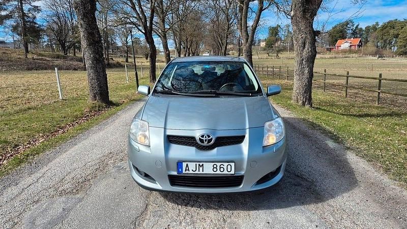 Begagnad Toyota Auris 124 HK (91 kW) 2008 Grå Halvkombi