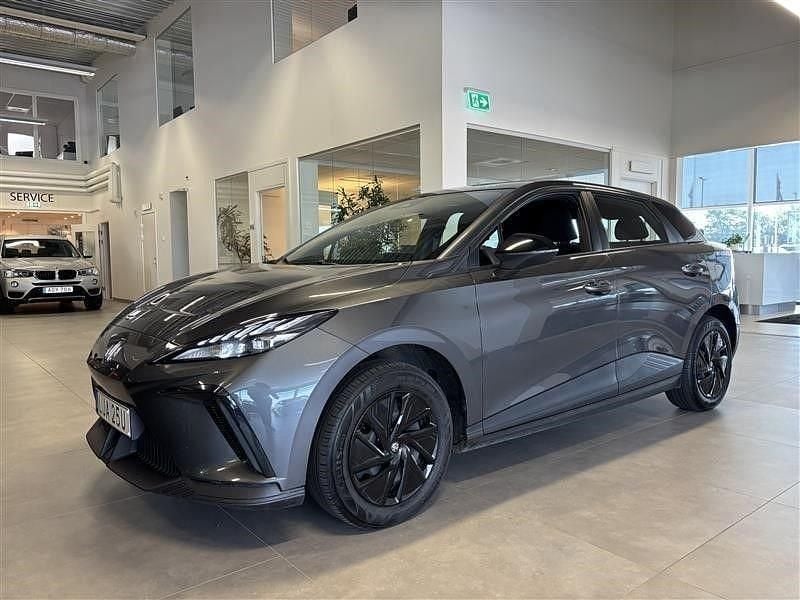 Grå Begagnad 2023 MG MG4 EV Halvkombi | 224 900 kr (Marknadspris) - Bild 1/4