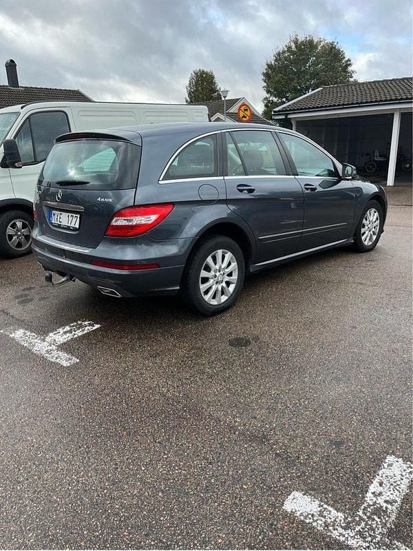 Grå Begagnad 2012 Mercedes R350 Minibuss | 120 000 kr - Bild 1/4