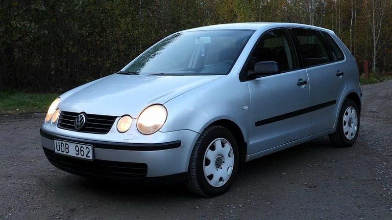 Silver Begagnad 2002 VW Polo Basis Halvkombi | 14 490 kr (Marknadspris) - Bild 1/4