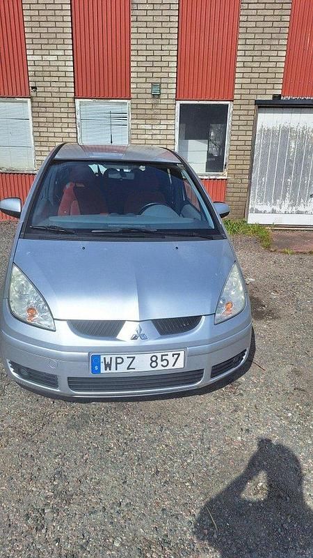 Silver Begagnad 2005 Mitsubishi Colt Halvkombi | 35 000 kr (Marknadspris) - Bild 1/4