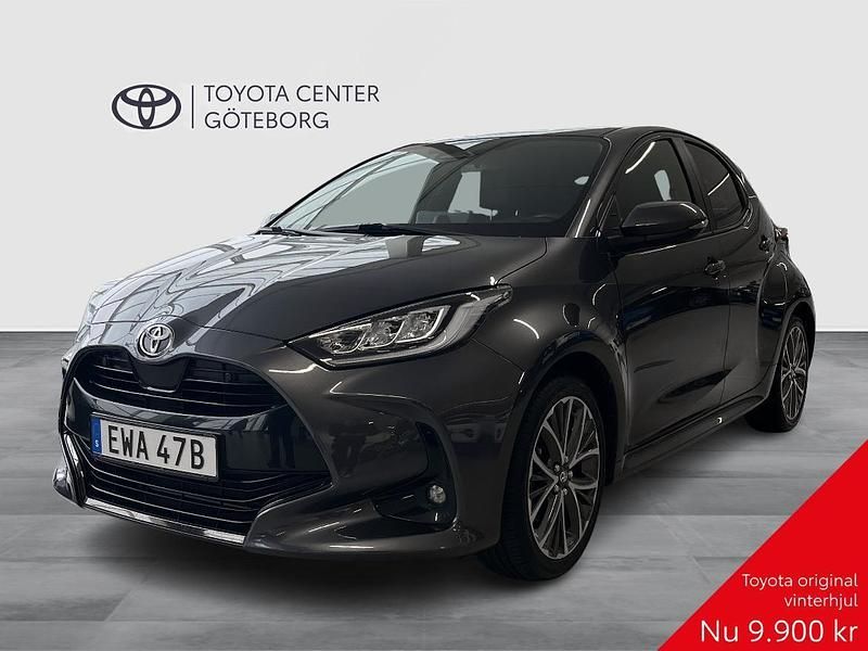 Grå Begagnad 2024 Toyota Yaris Hybrid | 259 900 kr - Bild 1/3