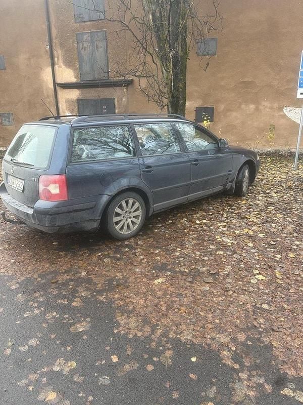 Grå Begagnad 2005 VW Passat Basis Kombi | 13 500 kr (Marknadspris) - Bild 1/4