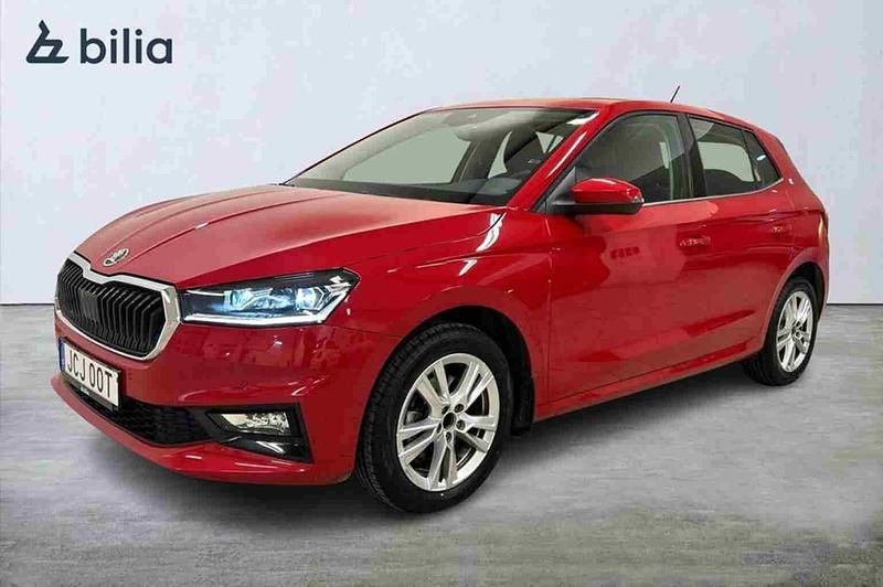 Röd Begagnad 2023 Skoda Fabia Halvkombi | 203 900 kr (Marknadspris) - Bild 1/1