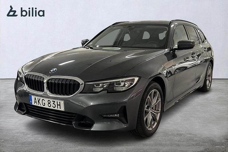 Grå Begagnad 2021 BMW 330e Sport Line Kombi | 229 900 kr (Superpris) - Bild 1/4