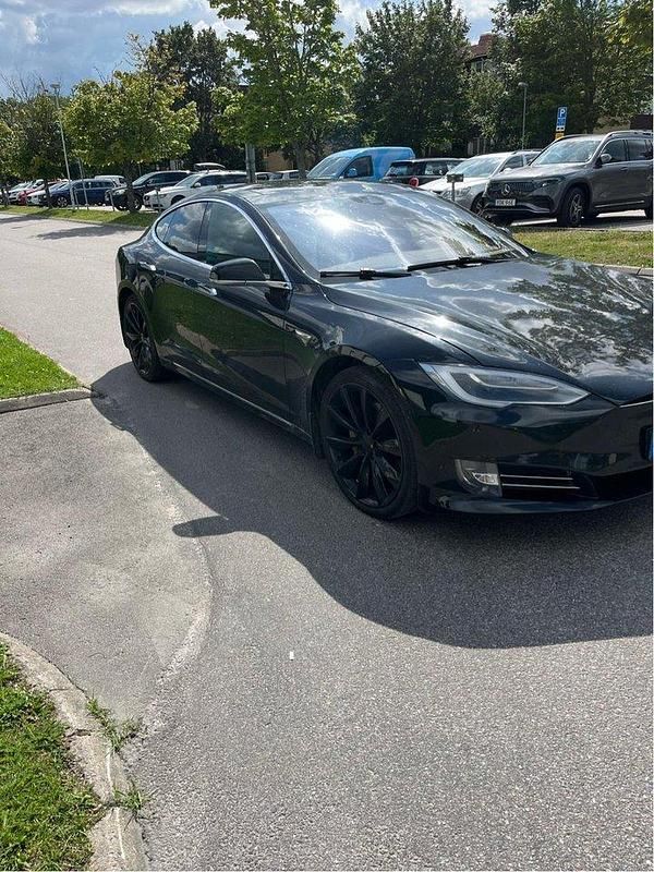 Svart Begagnad 2016 Tesla Model S Halvkombi | 245 000 kr - Bild 1/4