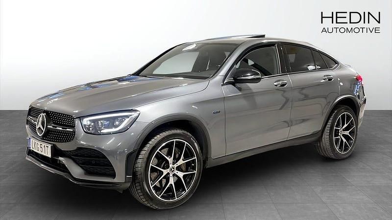 Grå Begagnad 2021 Mercedes GLC300 AMG Halvkombi | 429 900 kr (Marknadspris) - Bild 1/4