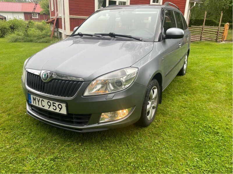 Silver Begagnad 2013 Skoda Fabia Elegance Kombi | 47 000 kr (Marknadspris) - Bild 1/4