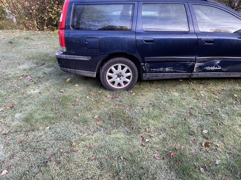 Blå Begagnad 2002 Volvo V70 Business Edition Kombi | 5 000 kr (Superpris) - Bild 1/4