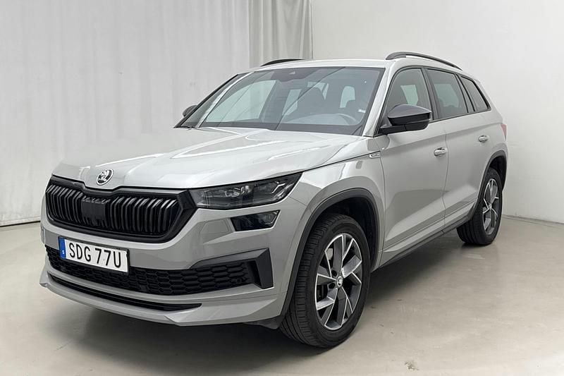 Grå Begagnad 2023 Skoda Kodiaq SportLine SUV | 379 000 kr - Bild 1/4