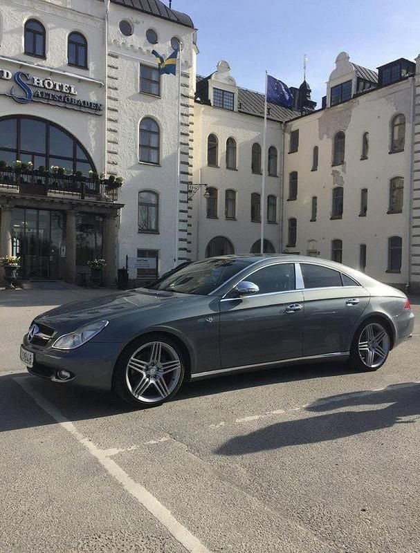 Grå Begagnad 2005 Mercedes CLS500 Sportkupé | 69 999 kr - Bild 1/4
