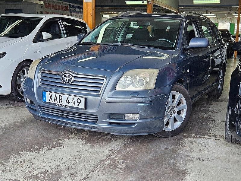 Grå Begagnad 2004 Toyota Avensis Kombi | 9 999 kr (Superpris) - Bild 1/4