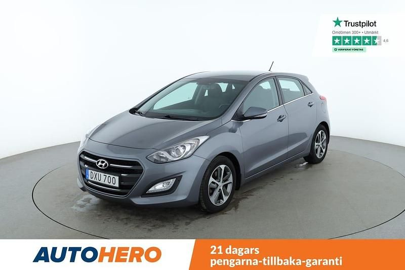 Grå Begagnad 2015 Hyundai i30 Comfort Halvkombi | 104 000 kr (Marknadspris) - Bild 1/4