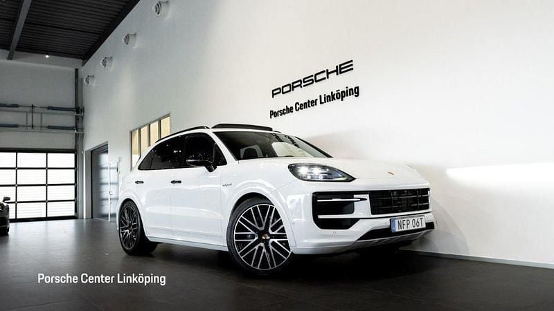 Vit (white) Begagnad 2025 Porsche Cayenne SUV | 1 469 000 kr (Dyr) - Bild 1/4