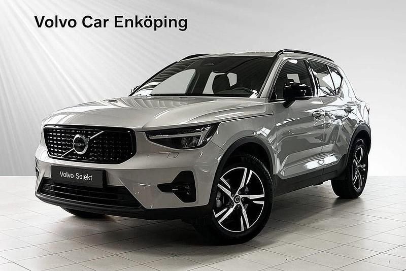 Silver Begagnad 2024 Volvo XC40 Plus SUV | 379 900 kr (Marknadspris) - Bild 1/2
