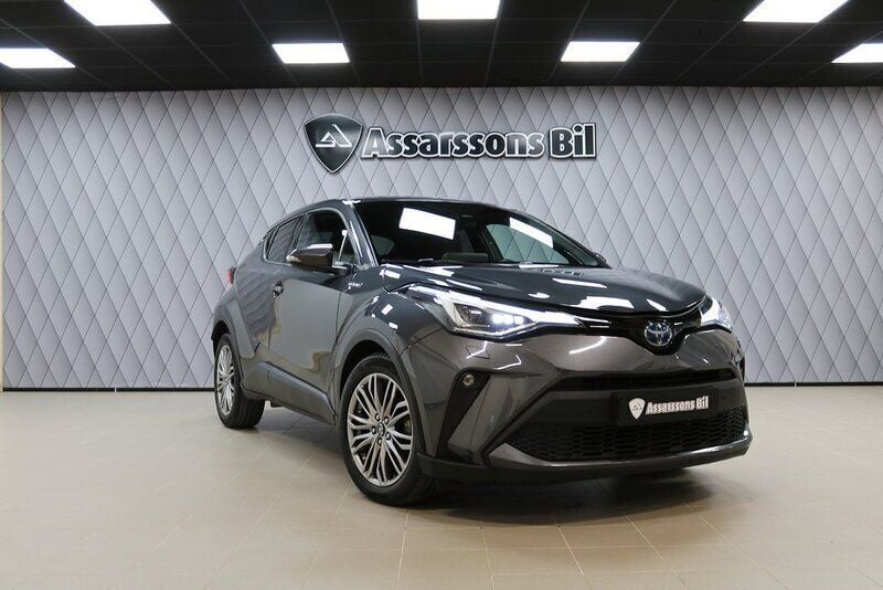 Mörkgrå Begagnad 2021 Toyota C-HR Executive SUV | 249 900 kr (Marknadspris) - Bild 1/4
