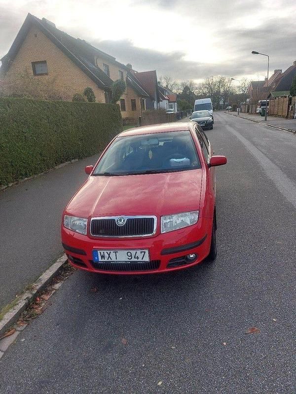Röd Begagnad 2006 Skoda Fabia Halvkombi | 28 000 kr (Marknadspris) - Bild 1/4