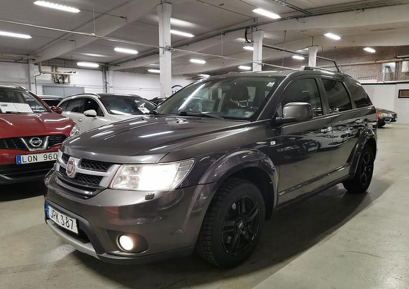 Grå Begagnad 2014 Fiat Freemont Sport SUV | 99 900 kr (Marknadspris) - Bild 1/4