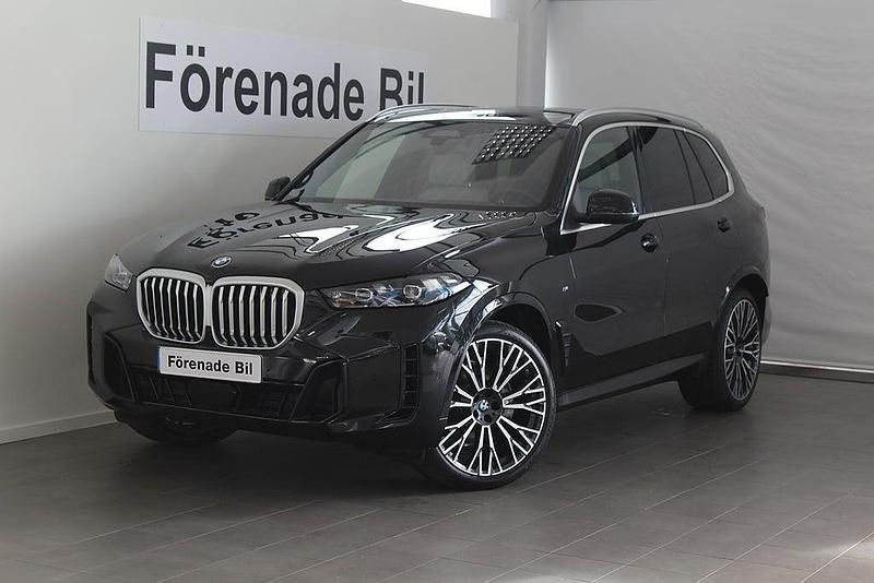 Svart Begagnad 2026 BMW X5 Comfort Edition SUV | 1 079 000 kr - Bild 1/4