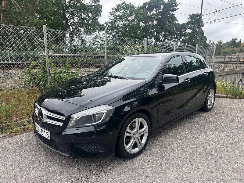 Svart Begagnad 2012 Mercedes A200 Urban Halvkombi | 134 898 kr (Marknadspris) - Bild 1/4