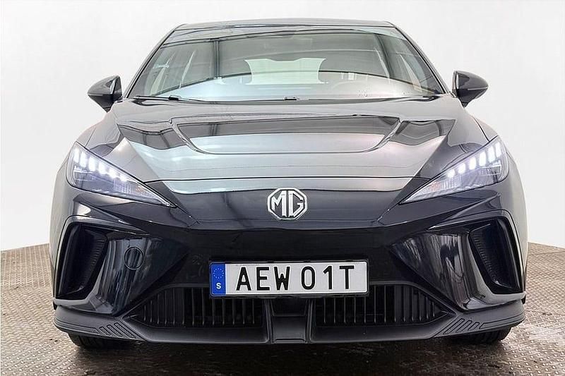 Begagnad MG MG4 EV 125 kW (170 HK) 2023 Svart Halvkombi