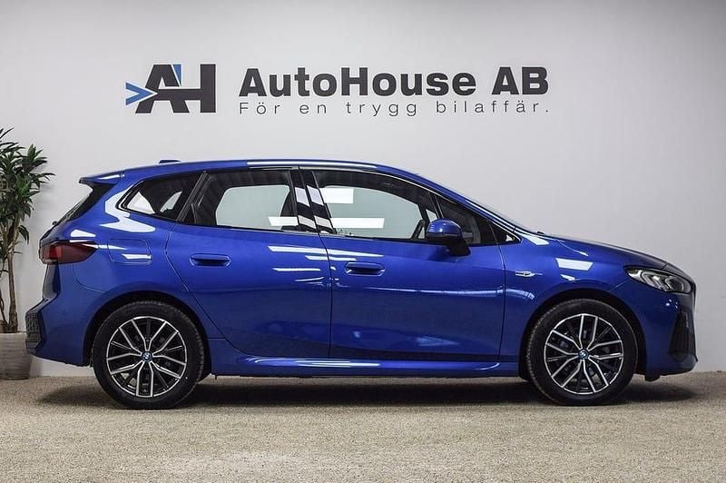 Begagnad BMW 225 Active Tourer M Sport 245 HK (180 kW) 2023 Blå Minibuss