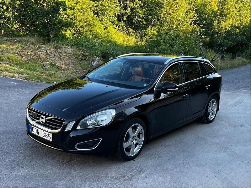 Svart Begagnad 2011 Volvo V60 Summum Kombi | 91 500 kr (Marknadspris) - Bild 1/4