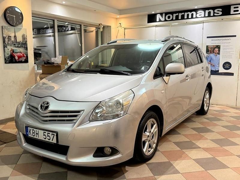 Silver Begagnad 2009 Toyota Verso Minibuss | 59 000 kr (Marknadspris) - Bild 1/4