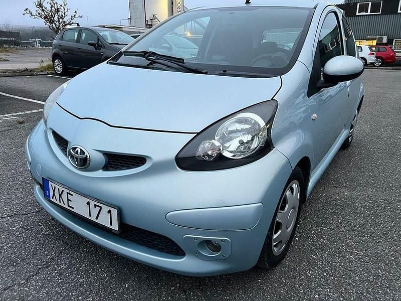 Ljusblå Begagnad 2005 Toyota Aygo Halvkombi | 28 999 kr (Marknadspris) - Bild 1/4
