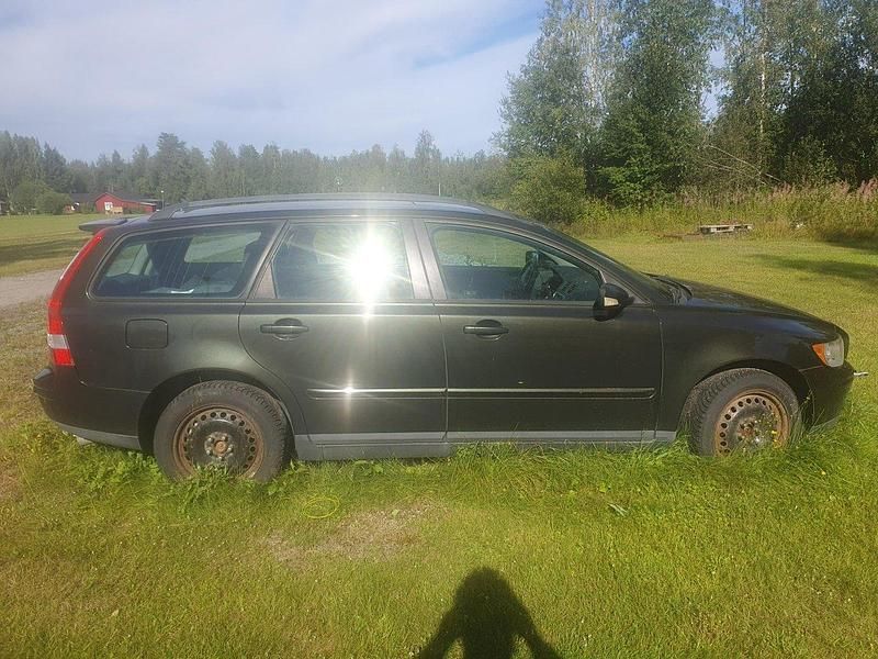 Grön Begagnad 2005 Volvo V50 Kombi | 10 000 kr - Bild 1/4