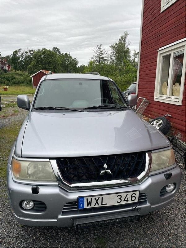 Silver Begagnad 2005 Mitsubishi Pajero SUV | 40 000 kr (Marknadspris) - Bild 1/4