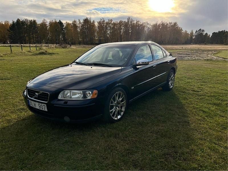 Blå Begagnad 2006 Volvo S60 Dynamic Sedan | 15 000 kr (Superpris) - Bild 1/4