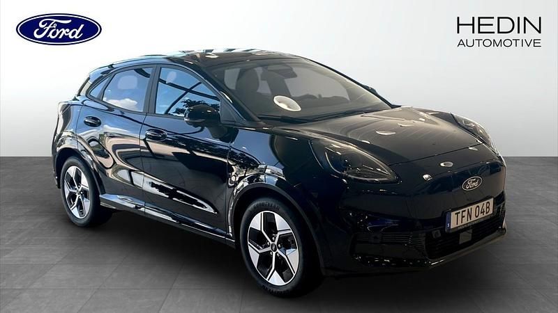Svart (black) Ny 2025 Ford Puma Gen-E SUV | 397 375 kr - Bild 1/4
