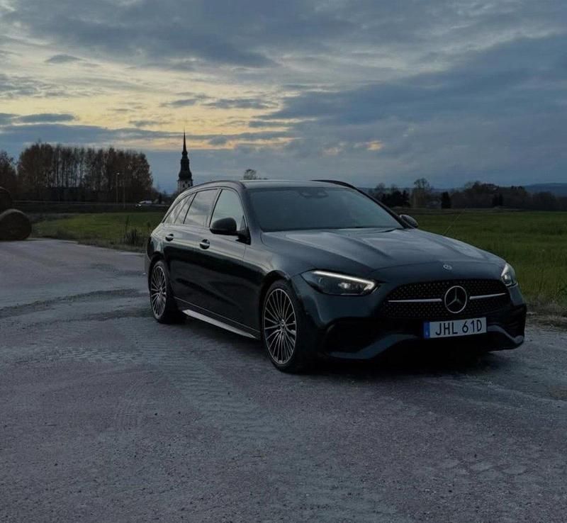 Grå Begagnad 2022 Mercedes C300 AMG line Kombi | 465 000 kr - Bild 1/4