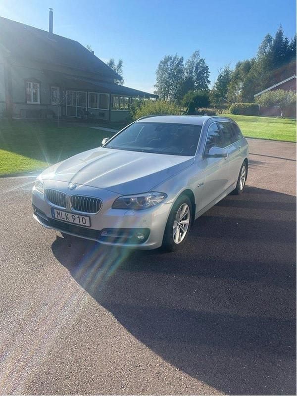Silver Begagnad 2015 BMW 520 Kombi | 147 000 kr (Marknadspris) - Bild 1/4
