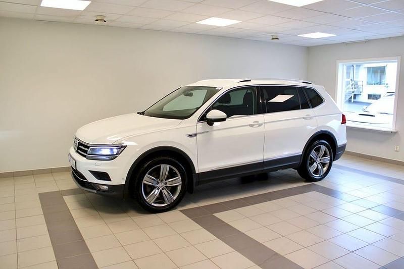 Vit Begagnad 2018 VW Tiguan Allspace GT SUV | 239 900 kr (Marknadspris) - Bild 1/4