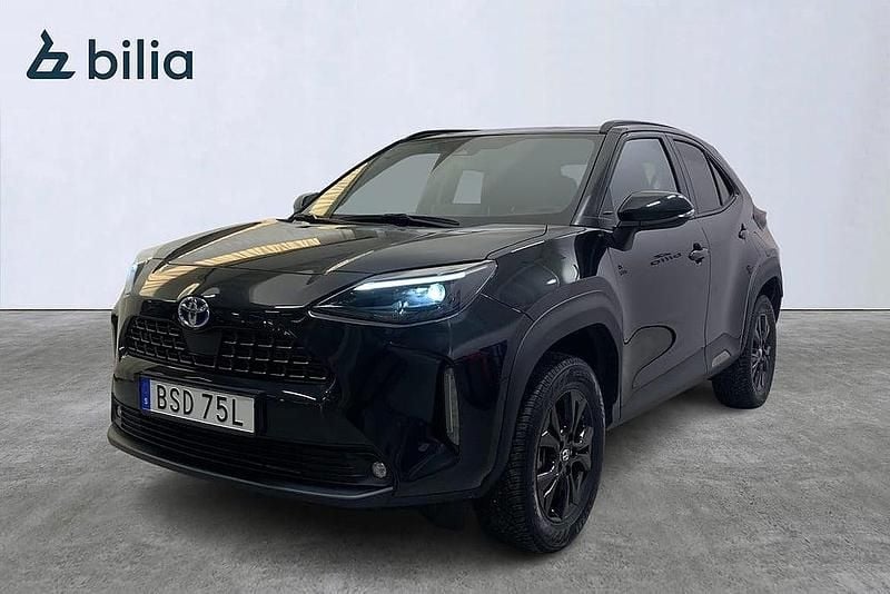 Svart Begagnad 2023 Toyota Yaris Cross Style SUV | 298 900 kr (Bra pris) - Bild 1/4