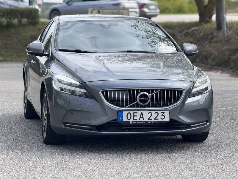 Grå Begagnad 2016 Volvo V40 Business Edition Kombi | 139 900 kr (Marknadspris) - Bild 1/4