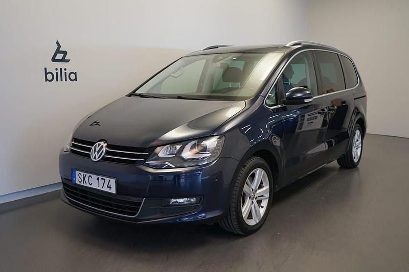 Mörkblå Begagnad 2017 VW Sharan Minibuss | 199 500 kr (Marknadspris) - Bild 1/4
